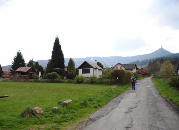 2. Zahrádky v Hanychově stojí na dálničním tělesu