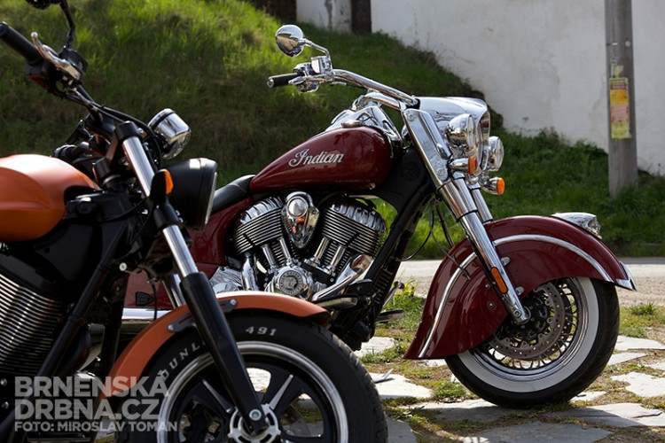 Legendární Indian (v pozadí) a moderní chopper značky Victory, foto: Brněnská Drbna, Miroslav Toman