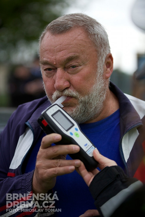 Policisté odměňovali řidiče nealkoholickým pivem, foto: Brněnská Drbna, Miroslav Toman