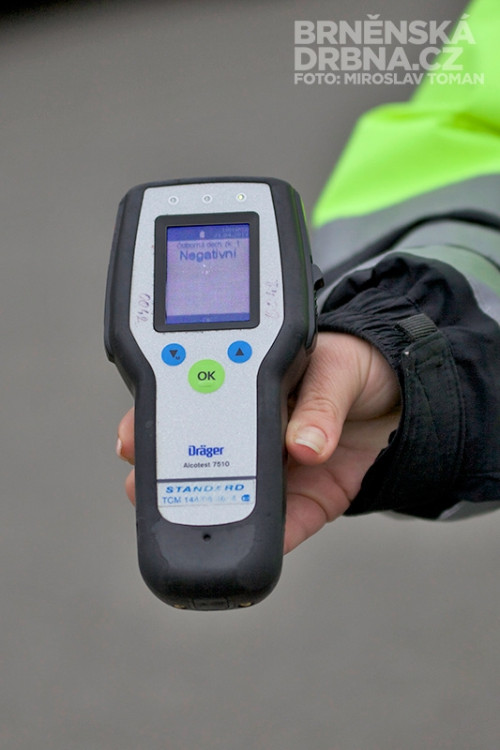 Policisté odměňovali řidiče nealkoholickým pivem, foto: Brněnská Drbna, Miroslav Toman