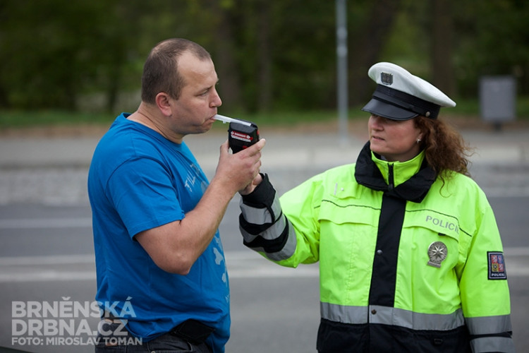 Policisté odměňovali řidiče nealkoholickým pivem, foto: Brněnská Drbna, Miroslav Toman