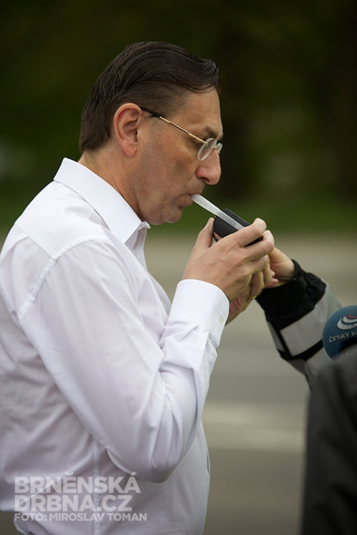 Policisté odměňovali řidiče nealkoholickým pivem, foto: Brněnská Drbna, Miroslav Toman