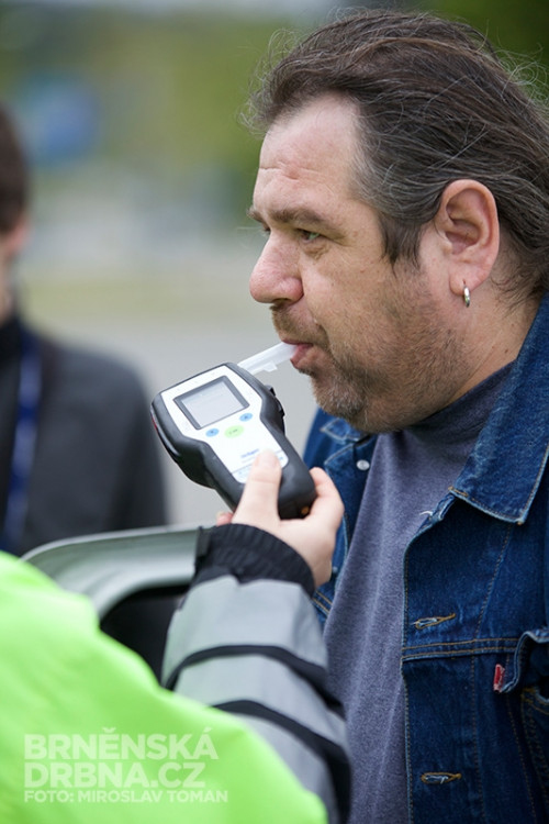 Policisté odměňovali řidiče nealkoholickým pivem, foto: Brněnská Drbna, Miroslav Toman