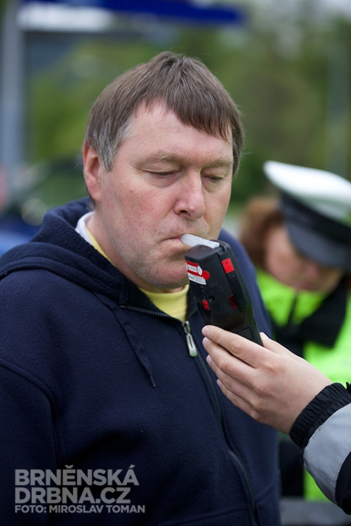Policisté odměňovali řidiče nealkoholickým pivem, foto: Brněnská Drbna, Miroslav Toman