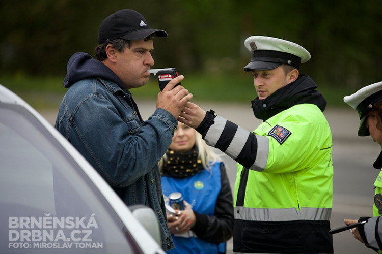 Policisté odměňovali řidiče nealkoholickým pivem, foto: Brněnská Drbna, Miroslav Toman