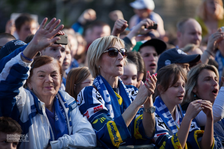 Tisíce fanoušků přivítaly trofej pro druhý tým extraligy, foto: Brněnská Drbna, Miroslav Toman