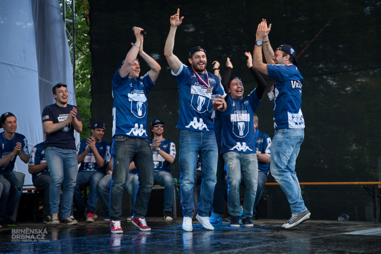 Tisíce fanoušků přivítaly trofej pro druhý tým extraligy, foto: Brněnská Drbna, Miroslav Toman