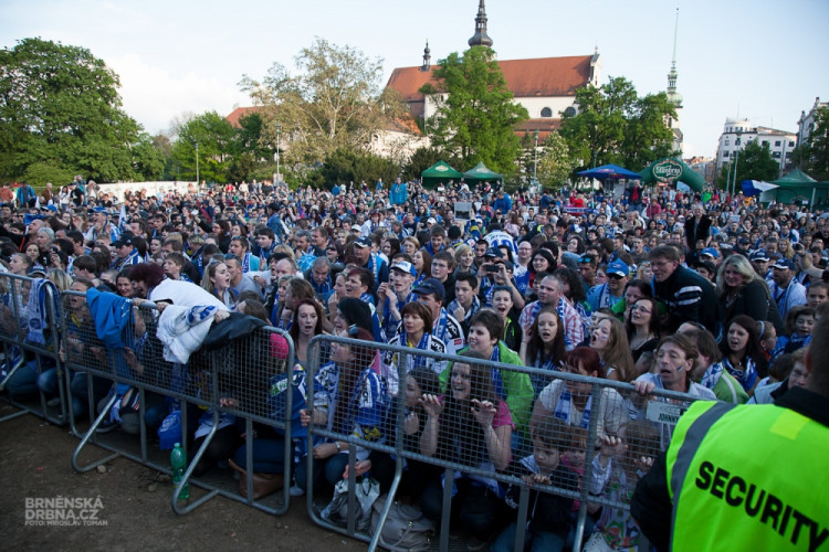 Tisíce fanoušků přivítaly trofej pro druhý tým extraligy, foto: Brněnská Drbna, Miroslav Toman