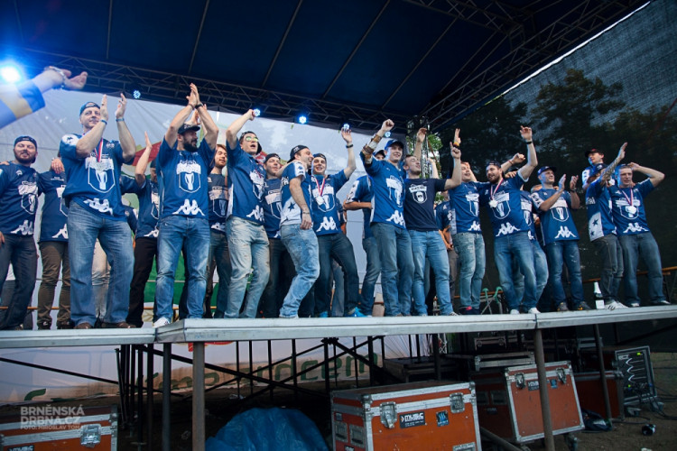 Tisíce fanoušků přivítaly trofej pro druhý tým extraligy, foto: Brněnská Drbna, Miroslav Toman