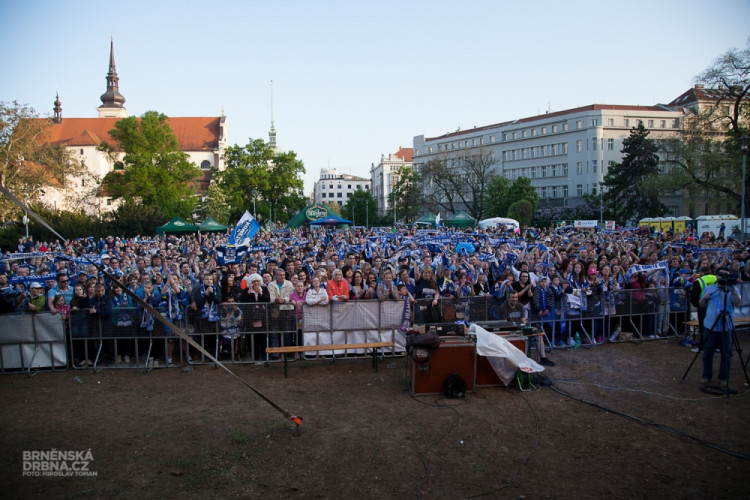 Tisíce fanoušků přivítaly trofej pro druhý tým extraligy, foto: Brněnská Drbna, Miroslav Toman
