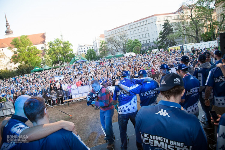 Tisíce fanoušků přivítaly trofej pro druhý tým extraligy, foto: Brněnská Drbna, Miroslav Toman