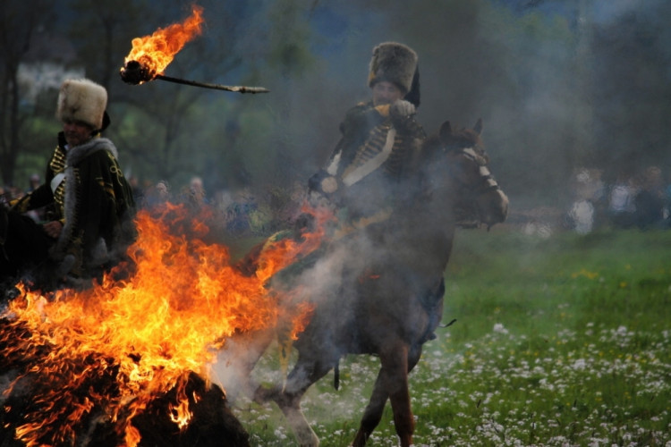 Rakušáci jdou! Pruská jízda zapaluje oheň, aby upozornila na příchod Rakušanů