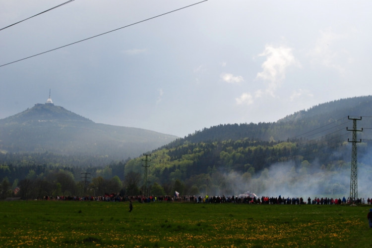 Kouř spáleného střelného prachu zahalil celé okolí