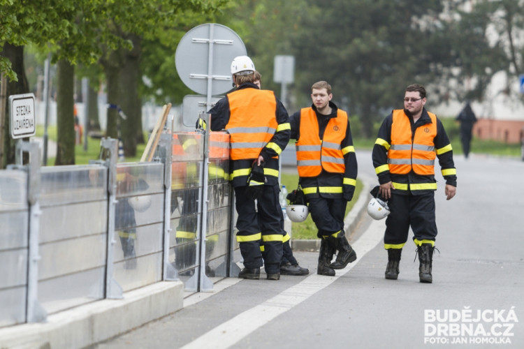Cvičná stavba protipovodňové stěny na Jiráskově nábřeží