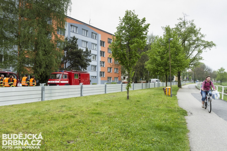 Cvičná stavba protipovodňové stěny na Jiráskově nábřeží