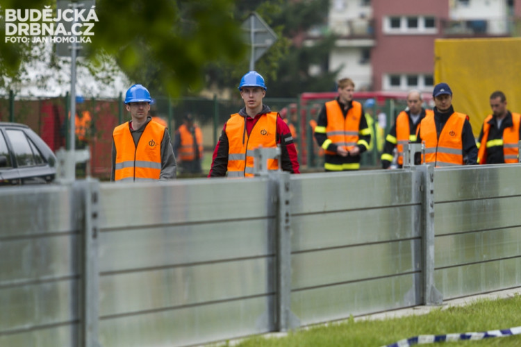 Cvičná stavba protipovodňové stěny na Jiráskově nábřeží