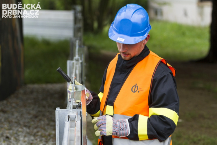 Cvičná stavba protipovodňové stěny na Jiráskově nábřeží
