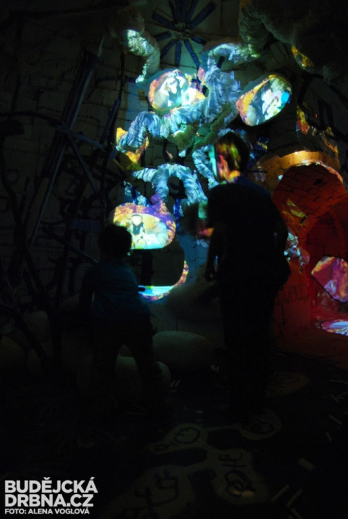 Děti nosí vajíčka z jedné komůrky do druhé