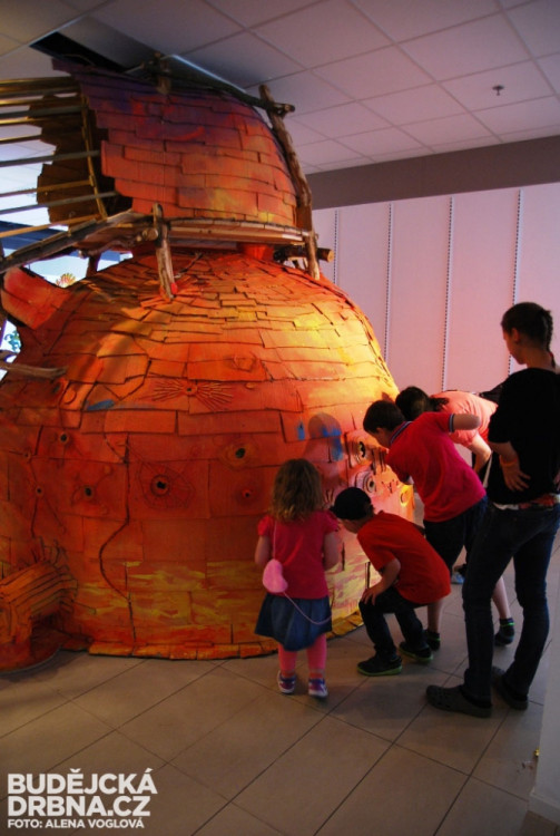 Domeček královny, kam se nedá jít, pouze se dá hýbat s jejími vajíčky