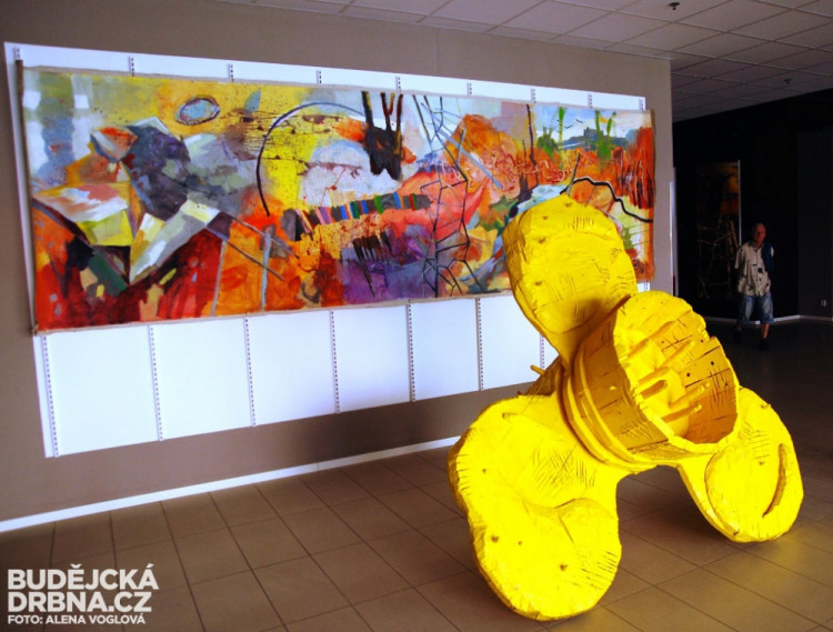 Vchod zdobí dílo Vladimíra Větrovského