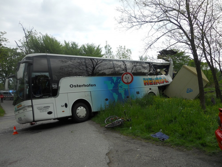 Srážka autobusu a osobního vlaku u Hluboké