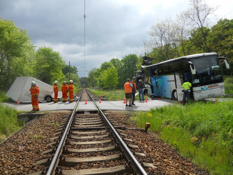 Srážka autobusu a osobního vlaku u Hluboké