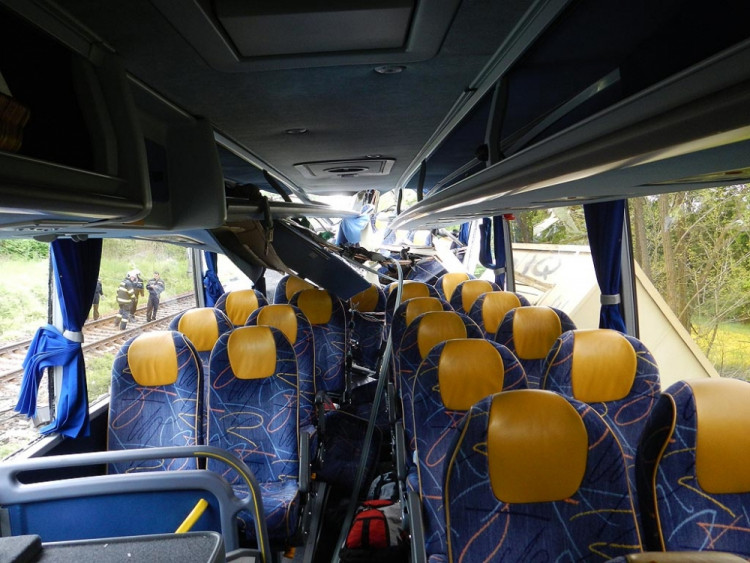 Srážka autobusu a osobního vlaku u Hluboké