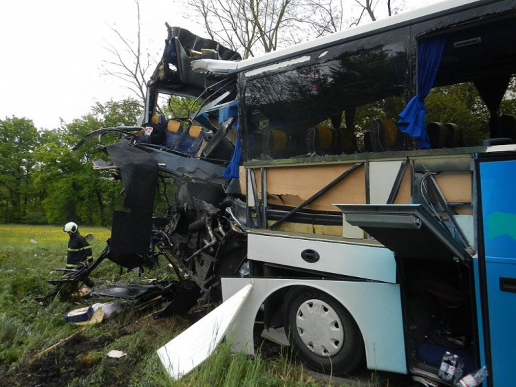 Srážka autobusu a osobního vlaku u Hluboké