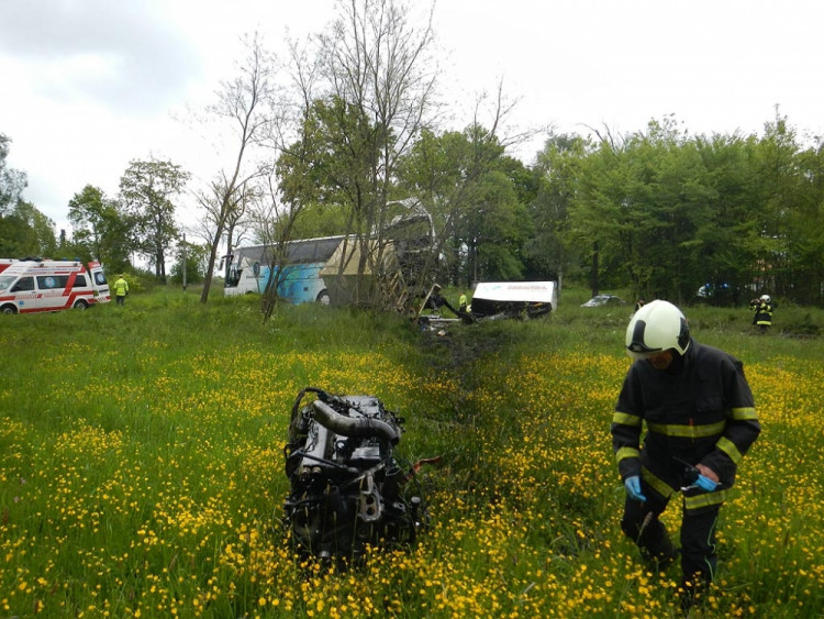 Srážka autobusu a osobního vlaku u Hluboké