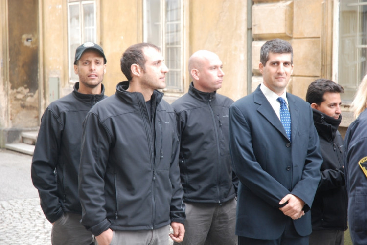 Hosté z Izraele, kterým čeští celníci vycvičili psy. Ti budou se svými novými pány hlídat letiště a přístavy v Izraeli.