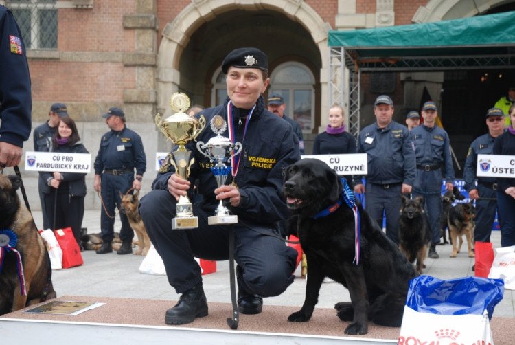 A to je ona! Ilona Fábryová a její fenka Ilorga z Vojenské policie.