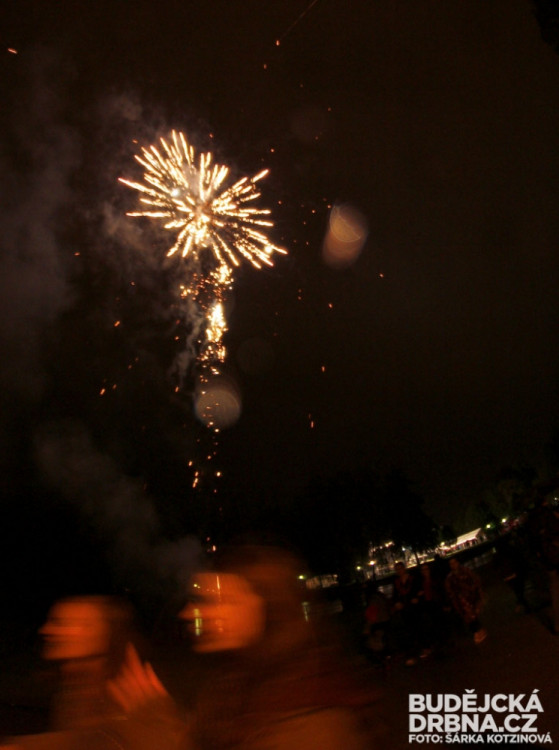 Noční průvod s ohňostrojem