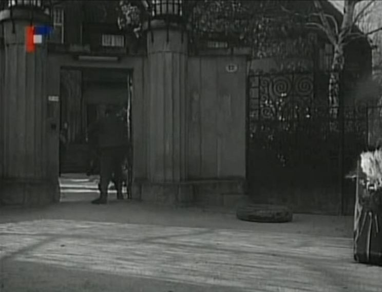 Major otřesen po výbuchu u jeho auta, které zasáhl Bruno svou miniaturní raketou V2, se potácí do vily, aby úspěšného střelce a geniálního matematika potrestal.