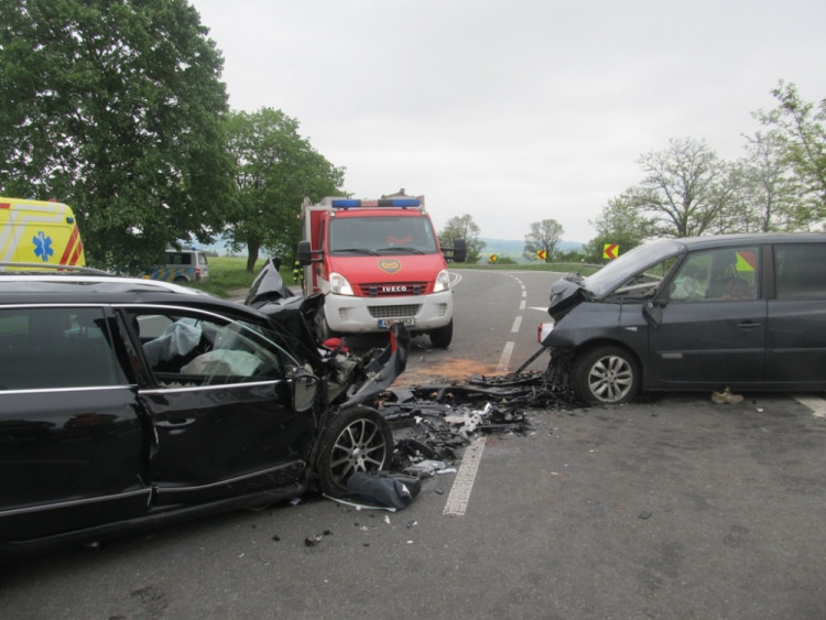 Tragická dopravní nehoda u Krhova na Blanensku si vyžádala jednu dětskou oběť a pět dalších těžce zraněných, foto: HZS JMK