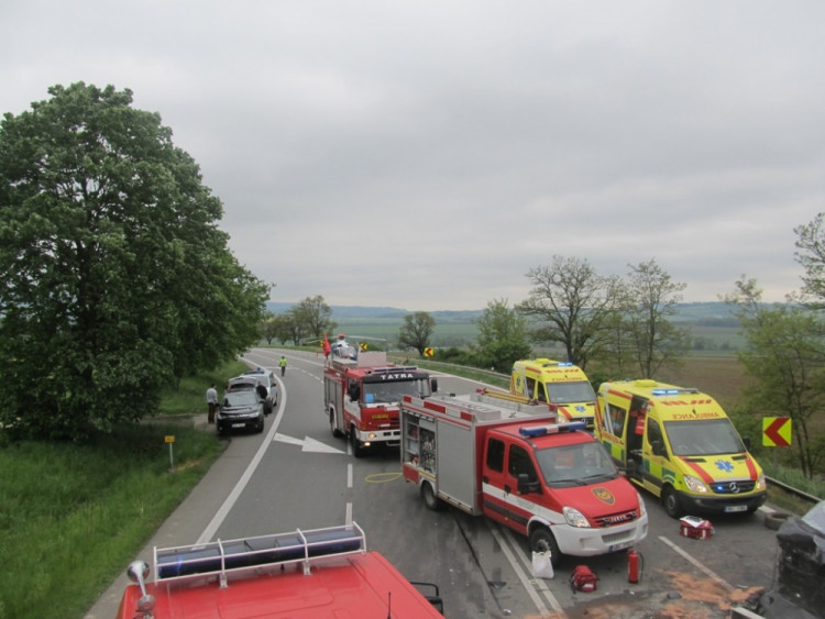 Tragická dopravní nehoda u Krhova na Blanensku si vyžádala jednu dětskou oběť a pět dalších těžce zraněných, foto: HZS JMK