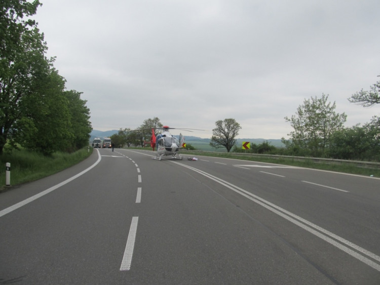 Tragická dopravní nehoda u Krhova na Blanensku si vyžádala jednu dětskou oběť a pět dalších těžce zraněných, foto: HZS JMK