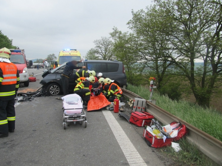 Tragická dopravní nehoda u Krhova na Blanensku si vyžádala jednu dětskou oběť a pět dalších těžce zraněných, foto: HZS JMK