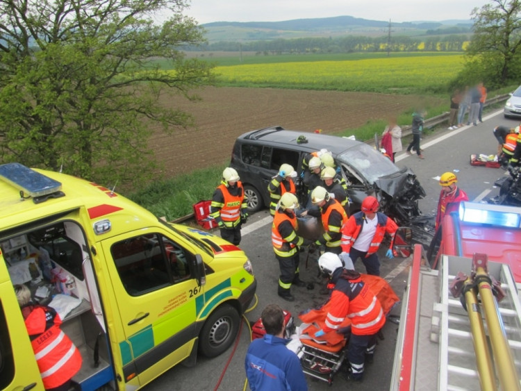Tragická dopravní nehoda u Krhova na Blanensku si vyžádala jednu dětskou oběť a pět dalších těžce zraněných, foto: HZS JMK