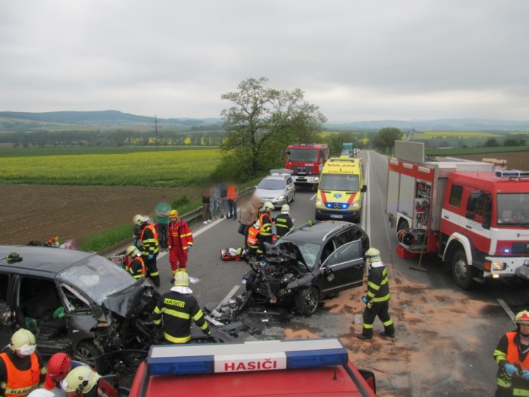 Tragická dopravní nehoda u Krhova na Blanensku si vyžádala jednu dětskou oběť a pět dalších těžce zraněných, foto: HZS JMK