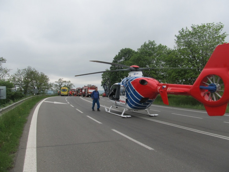 Tragická dopravní nehoda u Krhova na Blanensku si vyžádala jednu dětskou oběť a pět dalších těžce zraněných, foto: HZS JMK