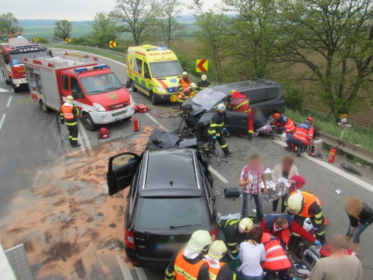 Tragická dopravní nehoda u Krhova na Blanensku si vyžádala jednu dětskou oběť a pět dalších těžce zraněných, foto: HZS JMK