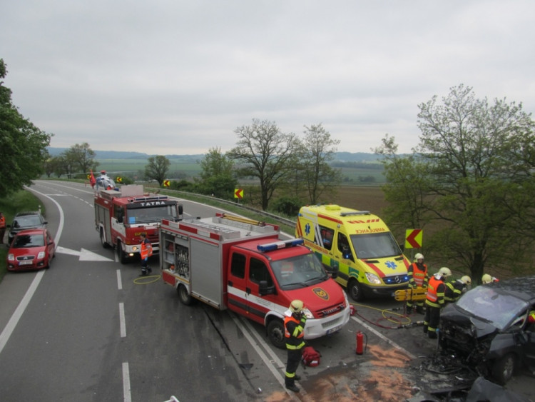Tragická dopravní nehoda u Krhova na Blanensku si vyžádala jednu dětskou oběť a pět dalších těžce zraněných, foto: HZS JMK