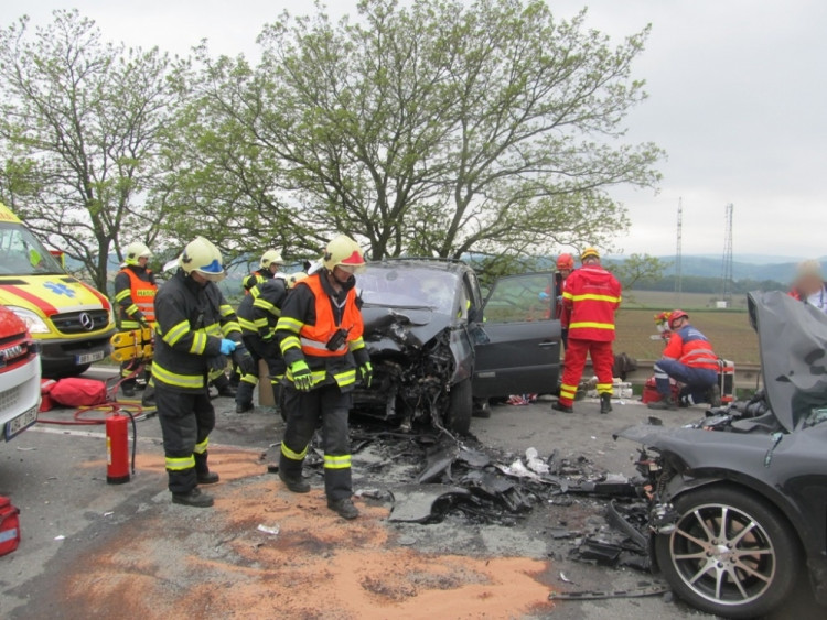 Tragická dopravní nehoda u Krhova na Blanensku si vyžádala jednu dětskou oběť a pět dalších těžce zraněných, foto: HZS JMK