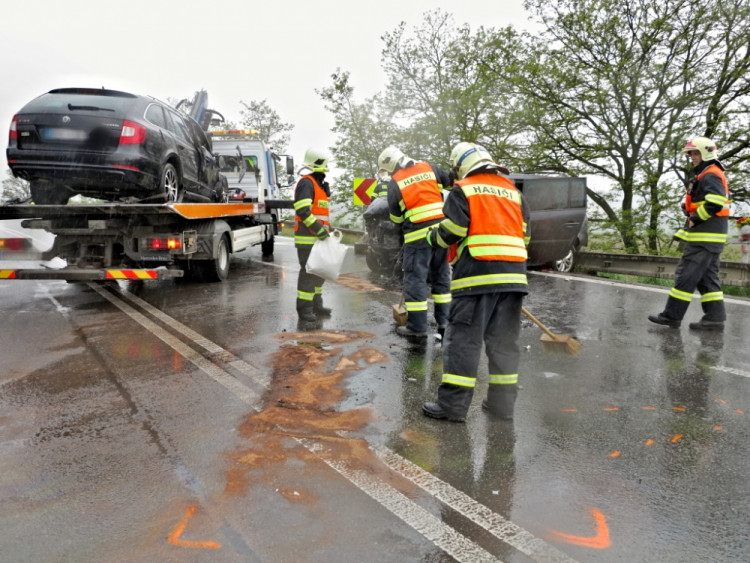 Tragická dopravní nehoda u Krhova na Blanensku si vyžádala jednu dětskou oběť a pět dalších těžce zraněných, foto: HZS JMK