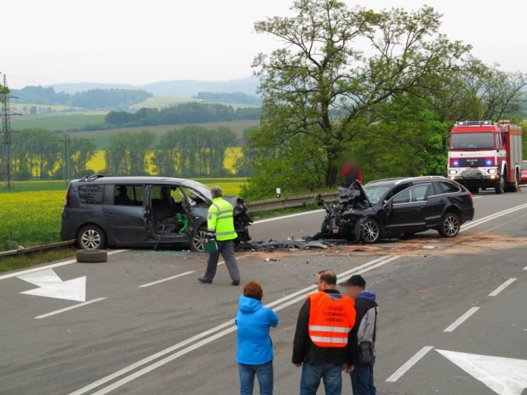 Tragická dopravní nehoda u Krhova na Blanensku si vyžádala jednu dětskou oběť a pět dalších těžce zraněných, foto: HZS JMK