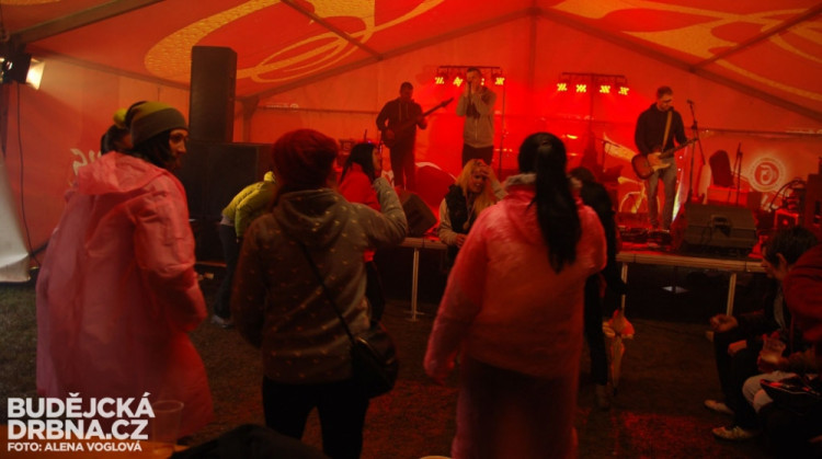 Afterparty se rozjížděla pomalu, za to blátivý konec stál za to