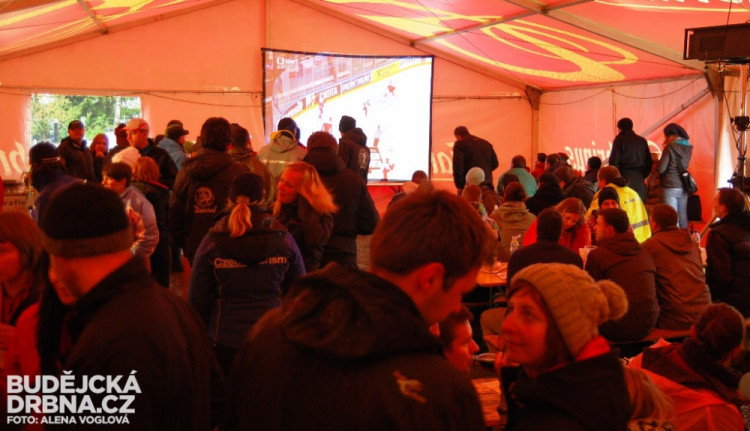 Hokejoví fandové o svůj zápas nepřišli