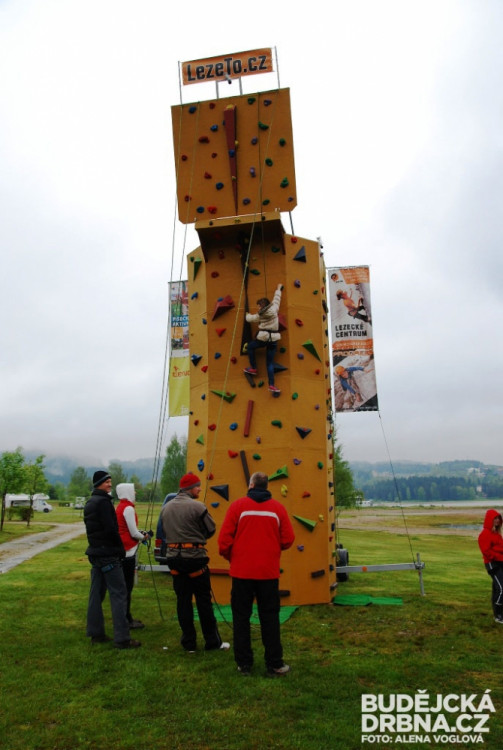 I v dešti se našli zájemci o horolezeckou stěnu