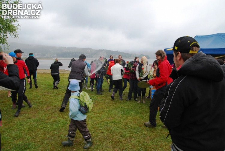 Kdo nebyl mokrý od deště, tak zaručeně od šampusu