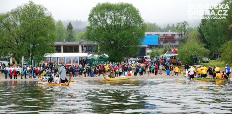 Lidí na břehu bylo hodně, většinou však šlo o účastníky závodu